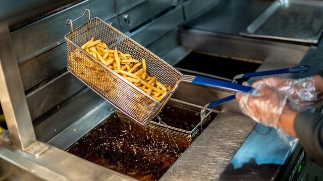 8 món ăn nhiều người mê âm thầm “phá hỏng” mạch máu: Bác sĩ nói thẳng 