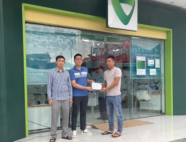 Đột nhiên nhận được 600 triệu đồng, người đàn ông lập tức trình báo công an và đến Vietcombank trả lại- Ảnh 1. Đột nhiên nhận được 600 triệu đồng, người đàn ông lập tức trình báo công an và đến Vietcombank trả lại- Ảnh 1.