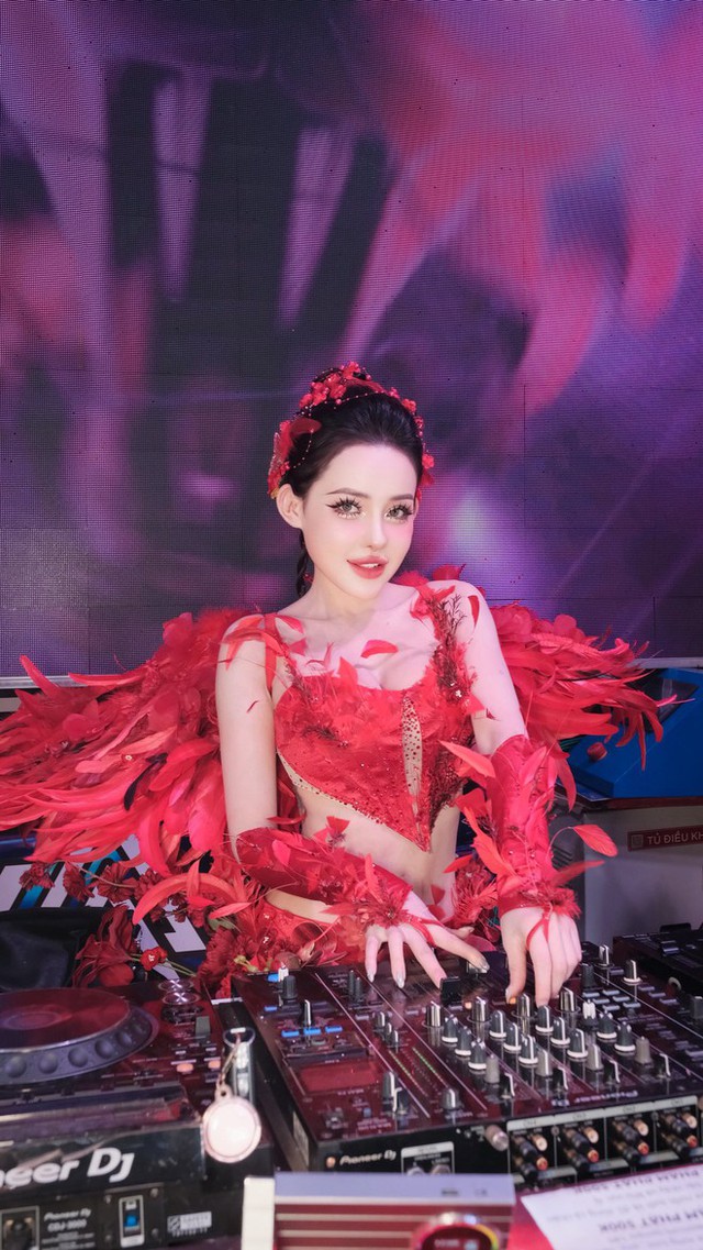 Ngân 98 và những cú lộ mặt mộc gây sốc tâm lý- Ảnh 4. Ngân 98 và những cú lộ mặt mộc gây sốc tâm lý- Ảnh 4.