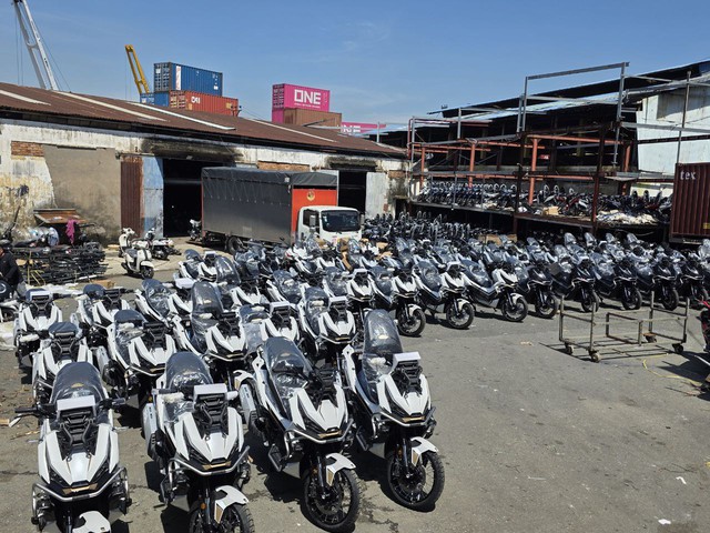 Vừa về đầy cảng xe tay ga dân phượt thích mê, cốp rộng gấp rưỡi Lead, động cơ khỏe hơn của Honda, Yamaha- Ảnh 1. Vừa về đầy cảng xe tay ga dân phượt thích mê, cốp rộng gấp rưỡi Lead, động cơ khỏe hơn của Honda, Yamaha- Ảnh 1.