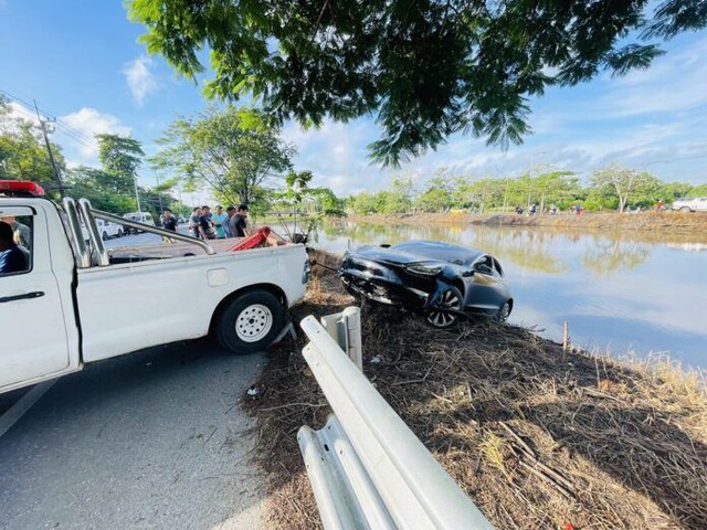 Ô tô lao xuống kênh, nhân viên cứu hộ nghe thấy tiếng gõ yếu ớt, phá nóc xe rồi chứng kiến cảnh ám ảnh- Ảnh 2. Ô tô lao xuống kênh, nhân viên cứu hộ nghe thấy tiếng gõ yếu ớt, phá nóc xe rồi chứng kiến cảnh ám ảnh- Ảnh 2.