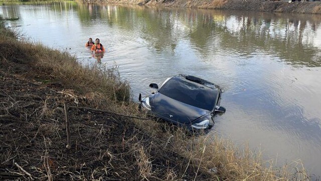 Ô tô lao xuống kênh, nhân viên cứu hộ nghe thấy tiếng gõ yếu ớt, phá nóc xe rồi chứng kiến cảnh ám ảnh- Ảnh 1. Ô tô lao xuống kênh, nhân viên cứu hộ nghe thấy tiếng gõ yếu ớt, phá nóc xe rồi chứng kiến cảnh ám ảnh- Ảnh 1.