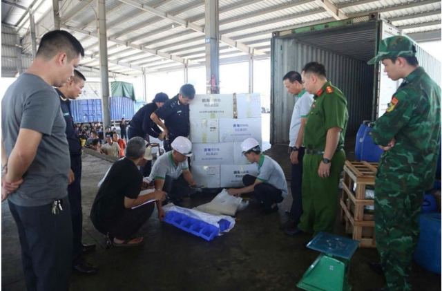 Khám xét nơi ở và nơi làm việc, bắt Giám đốc Nông Văn Hậu- Ảnh 2. Khám xét nơi ở và nơi làm việc, bắt Giám đốc Nông Văn Hậu- Ảnh 2.