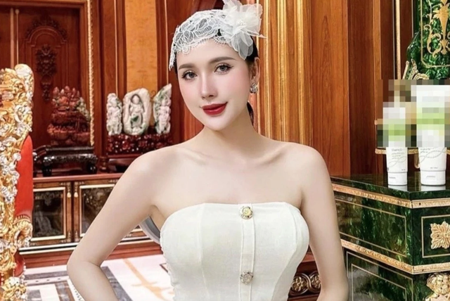 Đông đảo người dân tập trung trước lâu đài của Ngân Collagen: Xảy ra chuyện gì?- Ảnh 2. Đông đảo người dân tập trung trước lâu đài của Ngân Collagen: Xảy ra chuyện gì?- Ảnh 2.