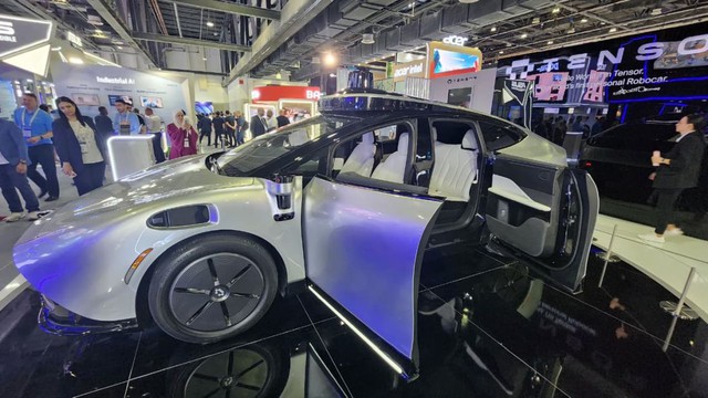 Lần đầu xuất hiện ngoài đời xe tự lái hoàn toàn đầu tiên trên thế giới do VinFast sản xuất- Ảnh 1.