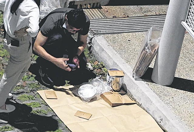 Chiếc ô tô đỗ mãi không rời đi, cảnh sát tới nơi phát hiện 1 người tử vong, người thân ngất xỉu tại chỗ- Ảnh 2. Chiếc ô tô đỗ mãi không rời đi, cảnh sát tới nơi phát hiện 1 người tử vong, người thân ngất xỉu tại chỗ- Ảnh 2.