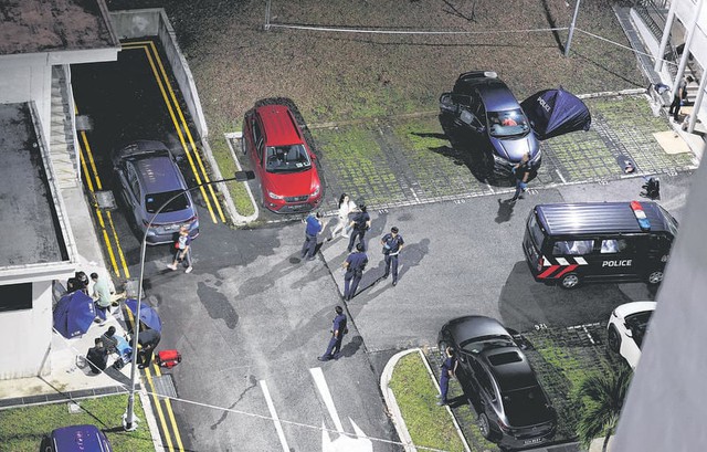 Chiếc ô tô đỗ mãi không rời đi, cảnh sát tới nơi phát hiện 1 người tử vong, người thân ngất xỉu tại chỗ- Ảnh 1. Chiếc ô tô đỗ mãi không rời đi, cảnh sát tới nơi phát hiện 1 người tử vong, người thân ngất xỉu tại chỗ- Ảnh 1.