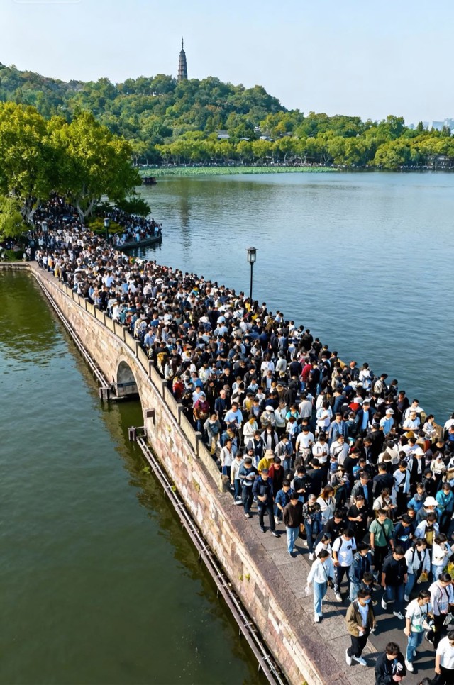 Cảnh tượng tại Tây Hồ ngay lúc này: Nhiều người không tin nổi, nhận xét: "Thật sự không dám tưởng tượng!"- Ảnh 1. Cảnh tượng tại Tây Hồ ngay lúc này: Nhiều người không tin nổi, nhận xét: "Thật sự không dám tưởng tượng!"- Ảnh 1.