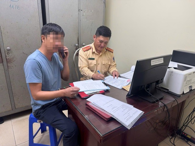 Người dân phát hiện lái xe cứu hộ trèo qua dải phân cách cứng, lập tức báo cho Cục CSGT- Ảnh 2.