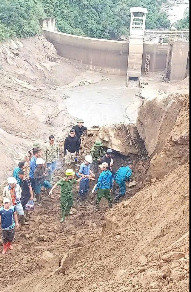 Đã tìm thấy chiếc xe bán tải mất tích, hi vọng một phép màu với 3 nạn nhân bên trong- Ảnh 6. Đã tìm thấy chiếc xe bán tải mất tích, hi vọng một phép màu với 3 nạn nhân bên trong- Ảnh 6.