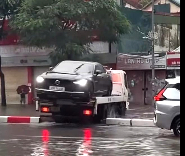 Người dân phát hiện lái xe cứu hộ trèo qua dải phân cách cứng, lập tức báo cho Cục CSGT- Ảnh 1.