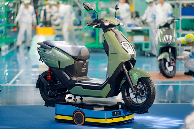 Xe máy điện tiện hơn xe xăng nhờ đổi pin: Có xe lội nước sâu 1 mét vẫn chạy tốt- Ảnh 2.
