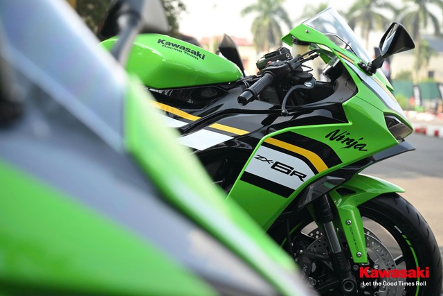 Vừa ra mắt Việt Nam xe Ninja Nhật trang bị 'tận răng', mạnh gấp rưỡi xe Honda, Yamaha: Giá bất ngờ?- Ảnh 4. Vừa ra mắt Việt Nam xe Ninja Nhật trang bị 'tận răng', mạnh gấp rưỡi xe Honda, Yamaha: Giá bất ngờ?- Ảnh 4.