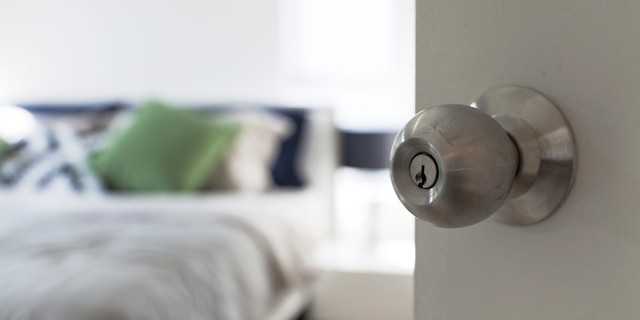 Nên đóng hay mở cửa phòng khi đi ngủ? Thì ra nhiều người làm sai mà không biết- Ảnh 1. Nên đóng hay mở cửa phòng khi đi ngủ? Thì ra nhiều người làm sai mà không biết- Ảnh 1.