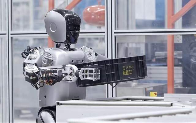 Lãnh đạo phương Tây 'sốc nặng' khi thăm nhà máy Trung Quốc: Không bóng người, chỉ toàn thứ lạ lùng này- Ảnh 3.