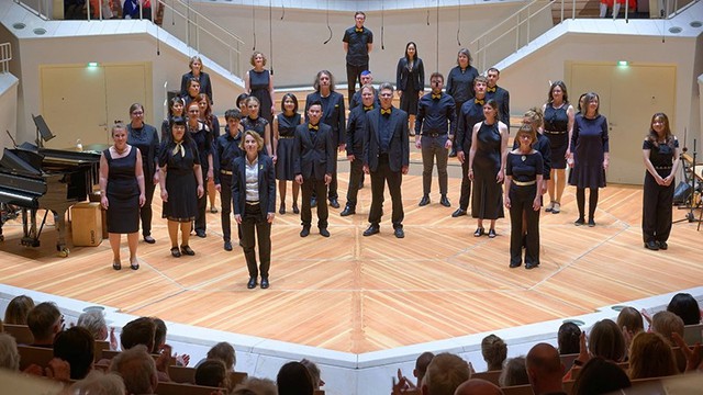 Khách Tây hát quan họ Bắc Ninh được khen nức nở, cộng đồng mạng bất ngờ khi biết danh tính: Họ là ai?- Ảnh 1.