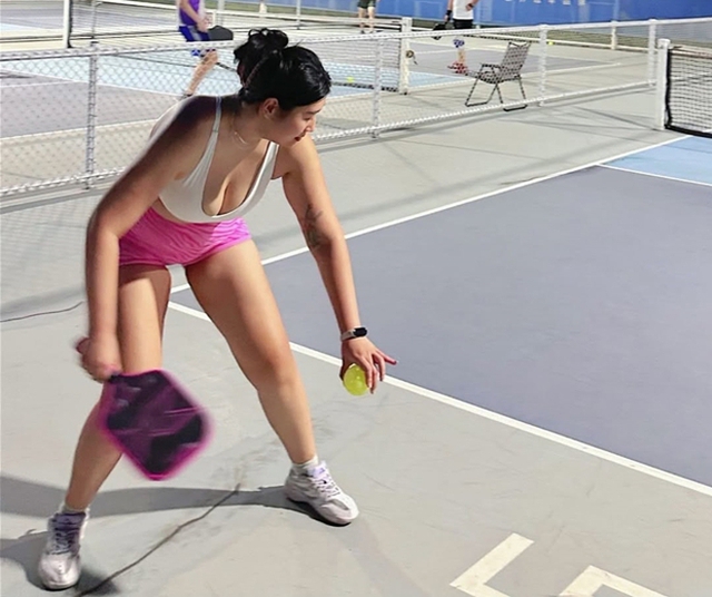 Bị mắng "gọi vốn" v&igrave; mặc đồ pickleball qu&aacute; b&eacute;, c&ocirc; g&aacute;i 80kg đ&aacute;p trả- Ảnh 2.