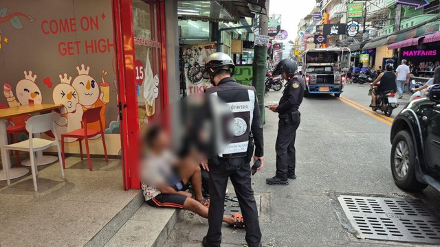 Cặp đôi vô gia cư có hành động khiến nhiều người đỏ mặt, cảnh sát lập tức tới hiện trường điều tra- Ảnh 2. Cặp đôi vô gia cư có hành động khiến nhiều người đỏ mặt, cảnh sát lập tức tới hiện trường điều tra- Ảnh 2.