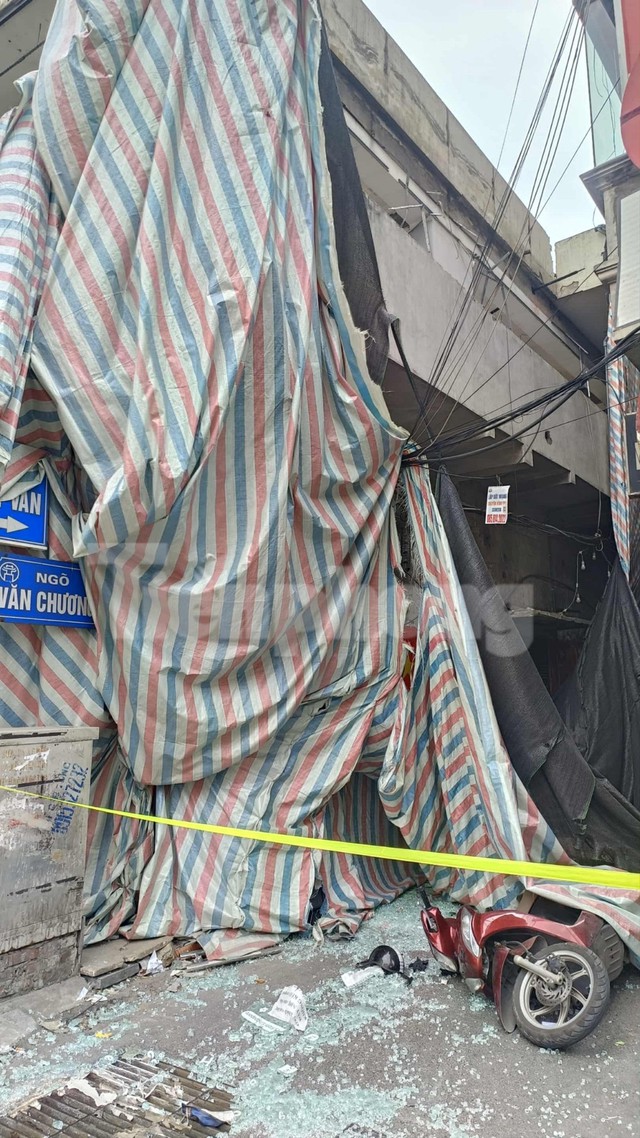 Hà Nội: Tấm bê tông từ ngôi nhà đang phá dỡ rơi đè vào người đi đường- Ảnh 1.
