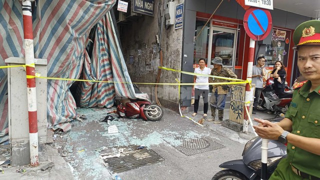 Hà Nội: Tấm bê tông từ ngôi nhà đang phá dỡ rơi đè vào người đi đường- Ảnh 2.