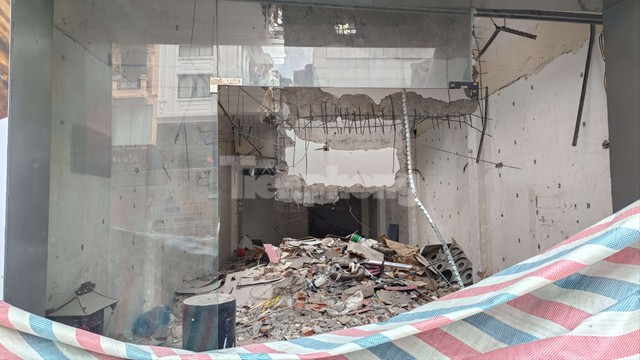 Hà Nội: Tấm bê tông từ ngôi nhà đang phá dỡ rơi đè vào người đi đường- Ảnh 3.