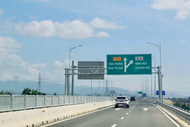 "Cỗ máy thần kì" giúp Tập đoàn Sơn Hải thi công thần tốc đoạn tuyến cao tốc 11.808 tỷ đồng ở Việt Nam- Ảnh 1. "Cỗ máy thần kì" giúp Tập đoàn Sơn Hải thi công thần tốc đoạn tuyến cao tốc 11.808 tỷ đồng ở Việt Nam- Ảnh 1.