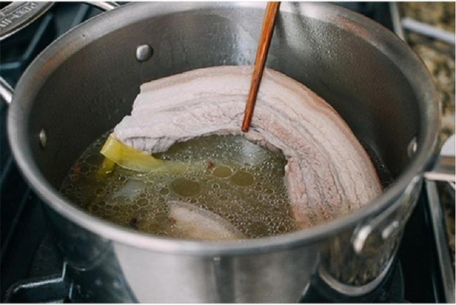 Luộc thịt nên để nguyên miếng hay thái nhỏ trước? Nhiều người nội trợ lâu năm vẫn làm sai- Ảnh 2. Luộc thịt nên để nguyên miếng hay thái nhỏ trước? Nhiều người nội trợ lâu năm vẫn làm sai- Ảnh 2.