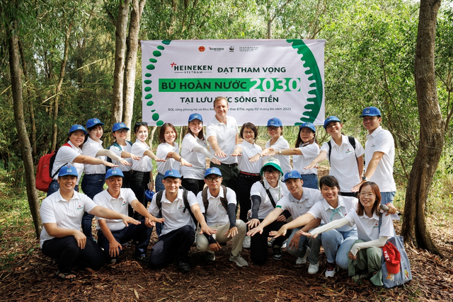 Trái tim "Kiên trì phụng sự" của HEINEKEN: Hơn 1 thập kỷ, hàng chục tỷ đồng vì bà con Việt Nam- Ảnh 3. Trái tim "Kiên trì phụng sự" của HEINEKEN: Hơn 1 thập kỷ, hàng chục tỷ đồng vì bà con Việt Nam- Ảnh 3.