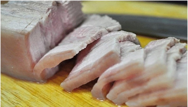 Luộc thịt nên để nguyên miếng hay thái nhỏ trước? Nhiều người nội trợ lâu năm vẫn làm sai- Ảnh 1. Luộc thịt nên để nguyên miếng hay thái nhỏ trước? Nhiều người nội trợ lâu năm vẫn làm sai- Ảnh 1.