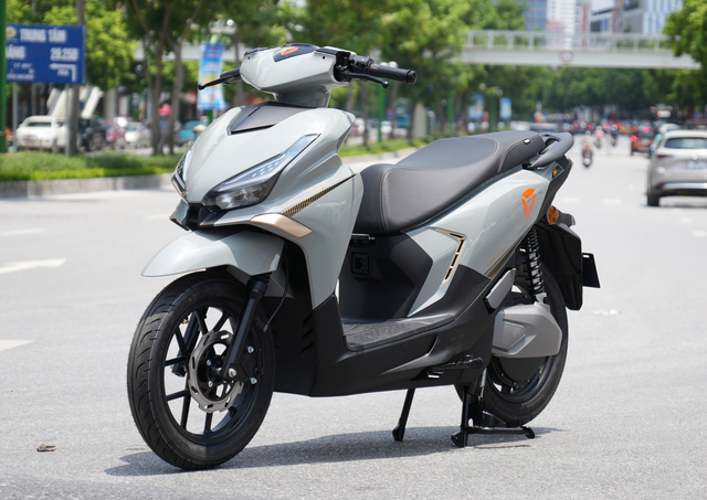 Có 30 triệu mua xe máy điện, mẫu nào đi xa nhất, sạc nhanh nhất? Xe Việt Nam và Trung Quốc, mua xe nào?- Ảnh 6.