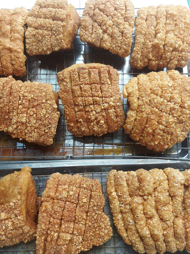 B&aacute;n 50kg heo quay chỉ trong 30 ph&uacute;t, &ocirc;ng chủ &aacute;p lực v&igrave; kh&aacute;ch chờ mua chật cứng cả con đường- Ảnh 3.