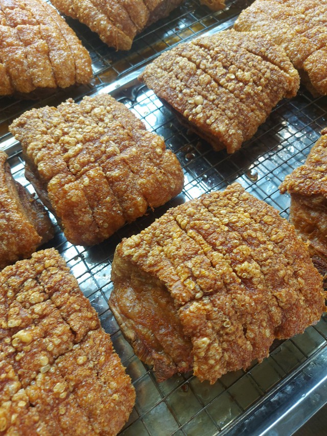 B&aacute;n 50kg heo quay chỉ trong 30 ph&uacute;t, &ocirc;ng chủ &aacute;p lực v&igrave; kh&aacute;ch chờ mua chật cứng cả con đường- Ảnh 4.