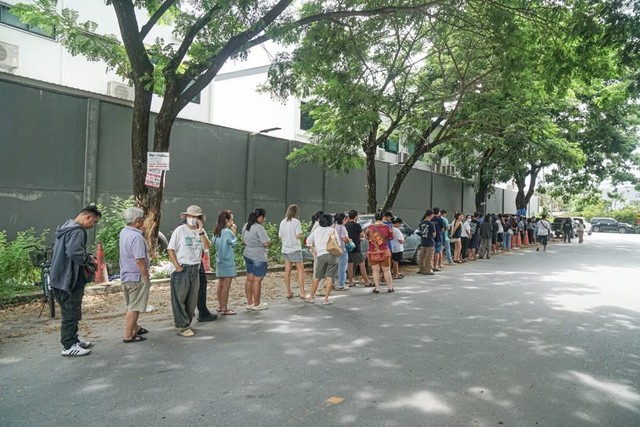 B&aacute;n 50kg heo quay chỉ trong 30 ph&uacute;t, &ocirc;ng chủ &aacute;p lực v&igrave; kh&aacute;ch chờ mua chật cứng cả con đường- Ảnh 2.