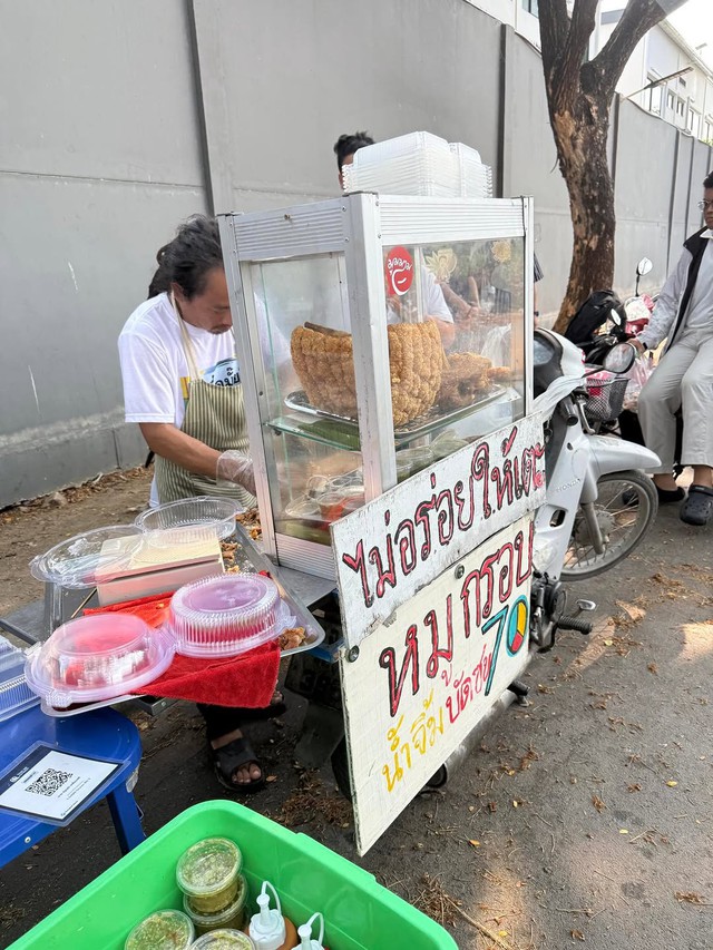 B&aacute;n 50kg heo quay chỉ trong 30 ph&uacute;t, &ocirc;ng chủ &aacute;p lực v&igrave; kh&aacute;ch chờ mua chật cứng cả con đường- Ảnh 7.