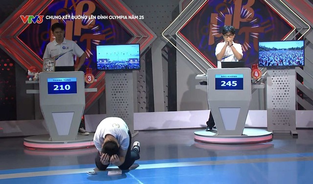 Sơ suất nhỏ khiến thí sinh gục đầu, ôm mặt tiếc nuối tại sân khấu trận chung kết Olympia 2025- Ảnh 2. Sơ suất nhỏ khiến thí sinh gục đầu, ôm mặt tiếc nuối tại sân khấu trận chung kết Olympia 2025- Ảnh 2.
