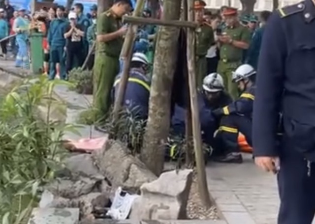 Vụ một phụ nữ đuối nước ở hồ Hoàn Kiếm: Lực lượng chức năng vận động vào bờ nhưng nạn nhân không vào- Ảnh 2. Vụ một phụ nữ đuối nước ở hồ Hoàn Kiếm: Lực lượng chức năng vận động vào bờ nhưng nạn nhân không vào- Ảnh 2.