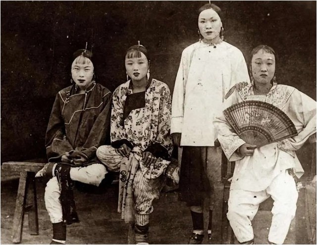 Ảnh hiếm thời Thanh: Nhà quan treo da hổ trấn trạch, đội quân thái giám của Từ Hi có điểm này khác thường- Ảnh 5. Ảnh hiếm thời Thanh: Nhà quan treo da hổ trấn trạch, đội quân thái giám của Từ Hi có điểm này khác thường- Ảnh 5.