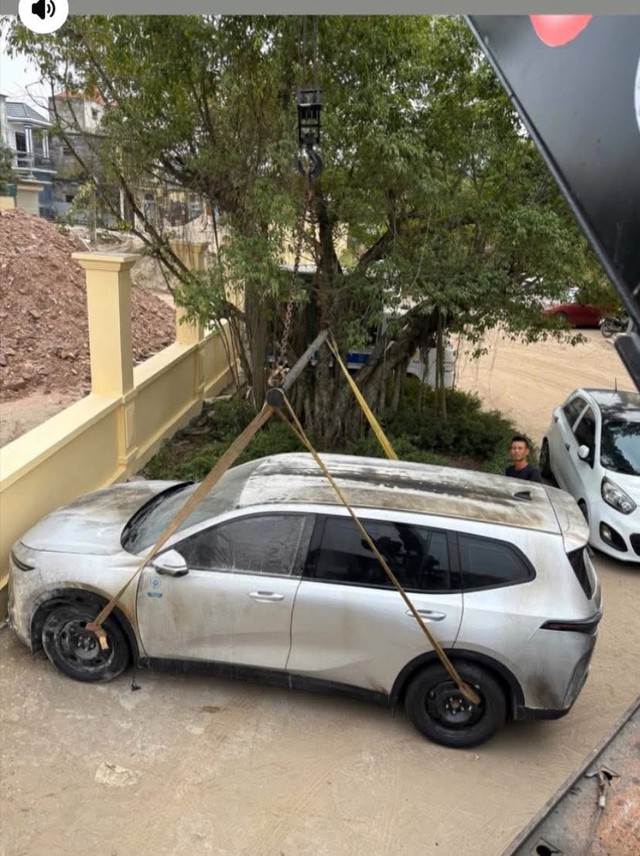 Vụ xe điện VinFast bị phóng hỏa: Hé lộ về "lá chắn kép" khiến pin vẫn trơ trơ không cháy- Ảnh 3. Vụ xe điện VinFast bị phóng hỏa: Hé lộ về "lá chắn kép" khiến pin vẫn trơ trơ không cháy- Ảnh 3.