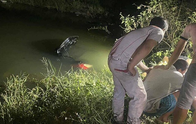 Ô tô lao xuống kênh, 4 người tử vong: Người dân mở cửa xe để hỗ trợ rồi chứng kiến cảnh ám ảnh- Ảnh 2. Ô tô lao xuống kênh, 4 người tử vong: Người dân mở cửa xe để hỗ trợ rồi chứng kiến cảnh ám ảnh- Ảnh 2.