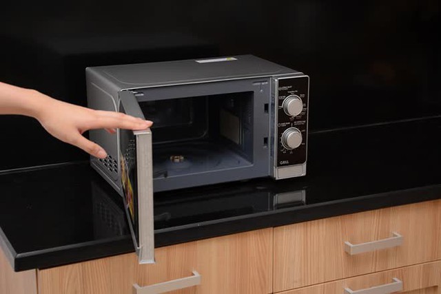 Dùng lò vi sóng xong nên đóng cửa hay để cửa mở? Tưởng đơn giản nhưng vẫn có người làm sai- Ảnh 2.
