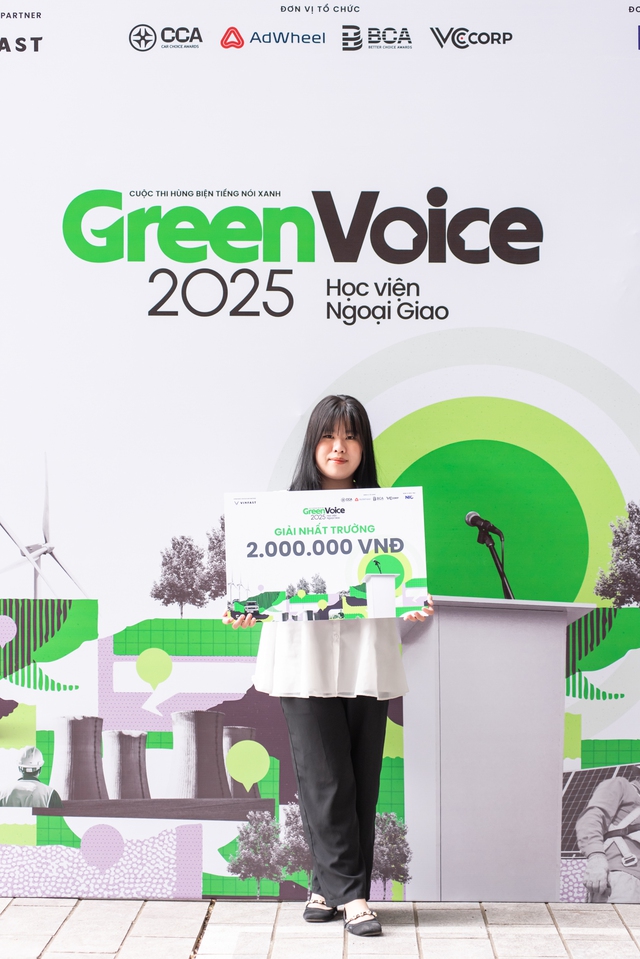 Nữ sinh Học viện Ngoại giao chiến thắng chặng mở màn Green Voices 2025 với thông điệp ‘xe điện không chỉ là phương tiện, mà là tấm VISA Xanh’- Ảnh 4. Nữ sinh Học viện Ngoại giao chiến thắng chặng mở màn Green Voices 2025 với thông điệp ‘xe điện không chỉ là phương tiện, mà là tấm VISA Xanh’- Ảnh 4.