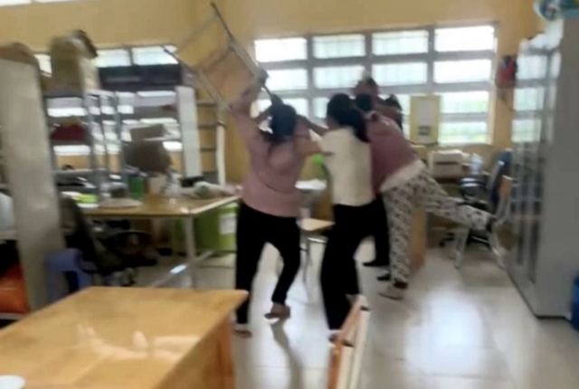 Vụ phụ huynh lao vào đánh thầy giáo: Hé lộ tin nhắn "thân mật" thầy gửi cho nữ sinh lớp 10- Ảnh 2.