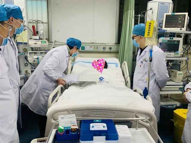 Cô gái 28 tuổi nguy kịch sau khi uống 2 thứ này: Bác sĩ tức giận "quá coi thường mạng sống!"- Ảnh 1.