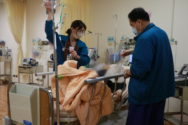 Người đàn ông có nước tiểu "đen kịt": Bác sĩ cảnh báo "thứ này chứa độc, uống vào phá gan, hại thận"- Ảnh 2. Người đàn ông có nước tiểu "đen kịt": Bác sĩ cảnh báo "thứ này chứa độc, uống vào phá gan, hại thận"- Ảnh 2.