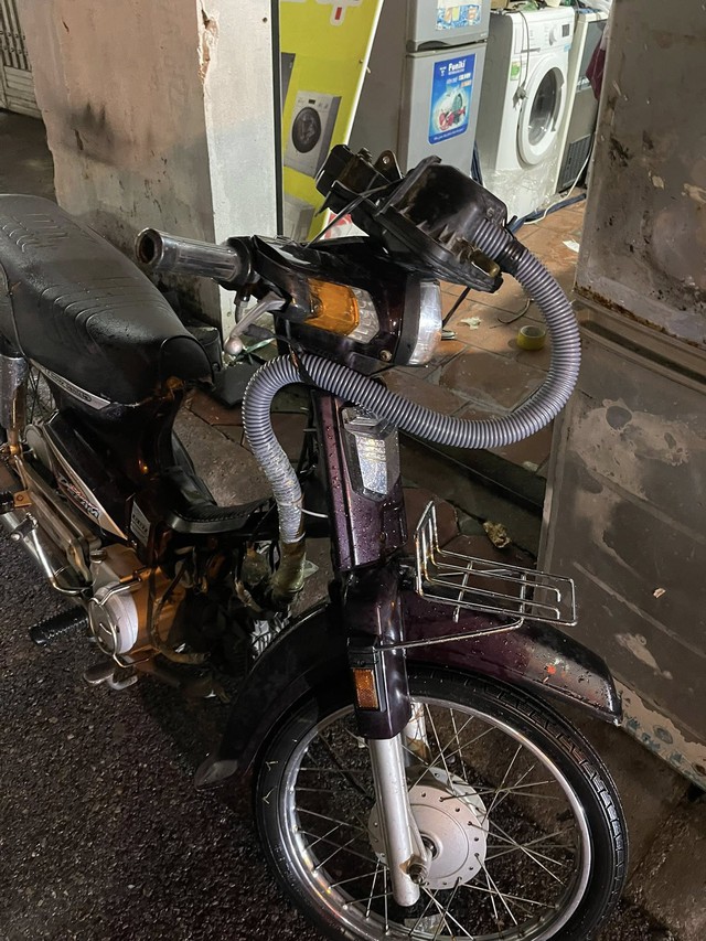 Nước ngập sâu "không xe nào sống", chiếc Honda Dream này vẫn bon bon lội: Bí mật nằm ở chiếc ống ruột gà- Ảnh 1.