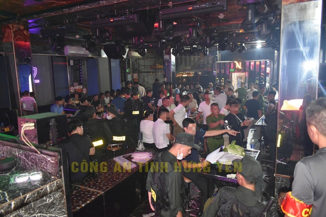 Đột kích quán bar, khởi tố chủ quán, nhân viên và 20 khách hàng- Ảnh 4. Đột kích quán bar, khởi tố chủ quán, nhân viên và 20 khách hàng- Ảnh 4.