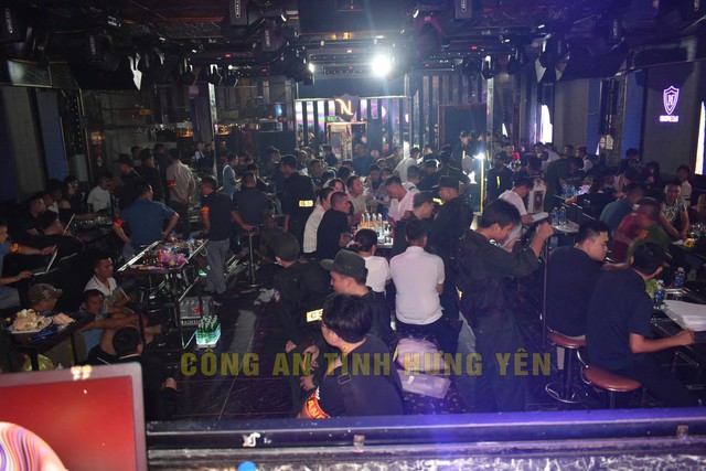Đột kích quán bar, khởi tố chủ quán, nhân viên và 20 khách hàng- Ảnh 1. Đột kích quán bar, khởi tố chủ quán, nhân viên và 20 khách hàng- Ảnh 1.