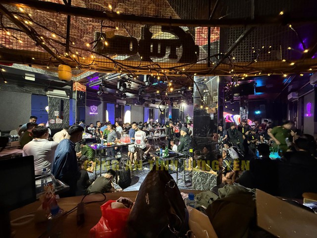 Đột kích quán bar, khởi tố chủ quán, nhân viên và 20 khách hàng- Ảnh 2. Đột kích quán bar, khởi tố chủ quán, nhân viên và 20 khách hàng- Ảnh 2.