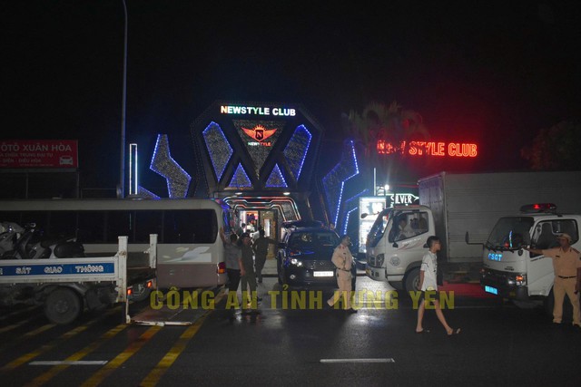 Đột kích quán bar, khởi tố chủ quán, nhân viên và 20 khách hàng- Ảnh 5. Đột kích quán bar, khởi tố chủ quán, nhân viên và 20 khách hàng- Ảnh 5.