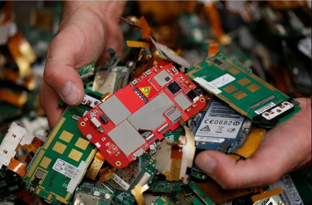 Một chiếc smartphone có bao nhiêu vàng bên trong?- Ảnh 1.